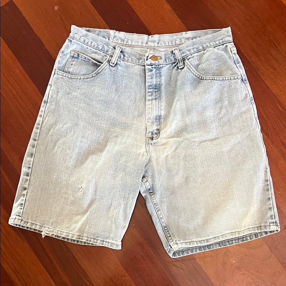 Men’s Wrangler Light Blue Distressed Denim Shorts 36 relaxed fit 100% cotton